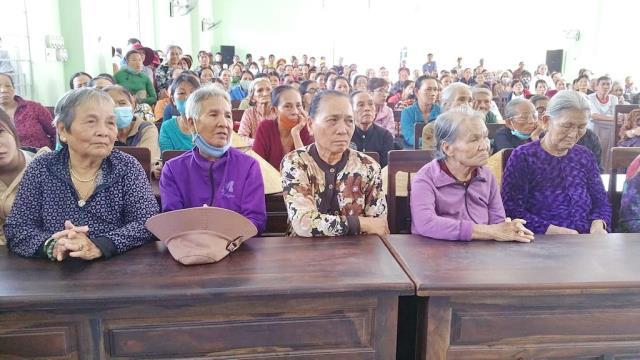 Trao quà tại Quảng Ngãi yêu thương
