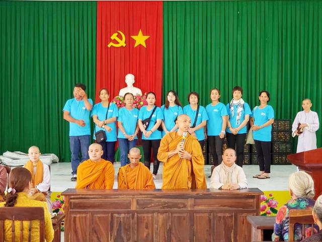 Trao quà tại Quảng Ngãi yêu thương