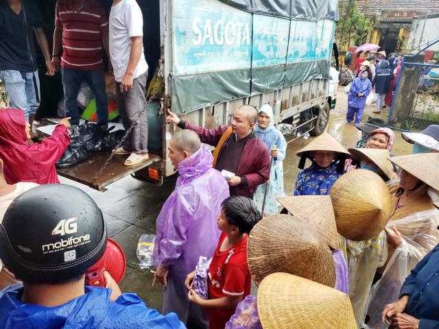 Tặng 850 phần quà tại Quảng Ngãi và Quảng Nam