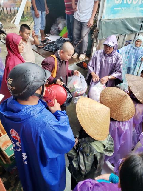 Tặng 850 phần quà tại Quảng Ngãi và Quảng Nam
