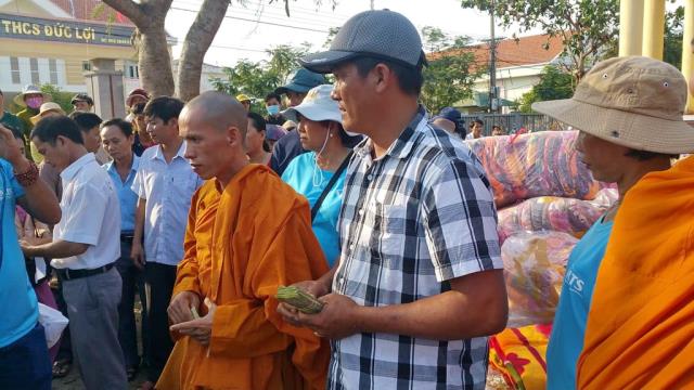 Trao quà tại Quảng Ngãi yêu thương