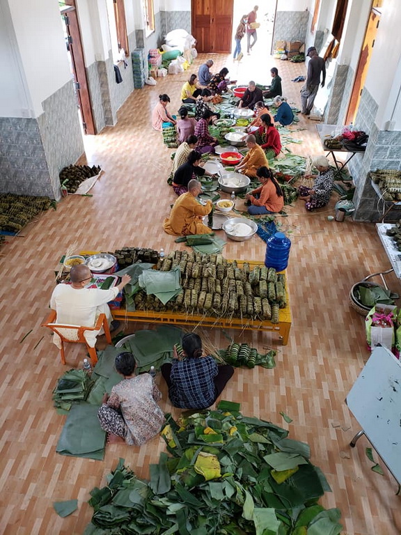 Tịnh xá Ngọc Huy gói bánh tặng đồng bào miền Trung