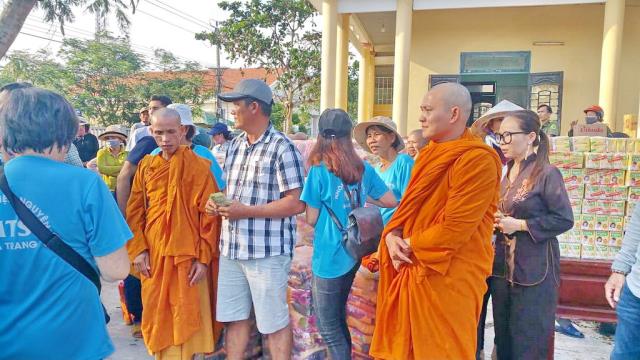 Trao quà tại Quảng Ngãi yêu thương