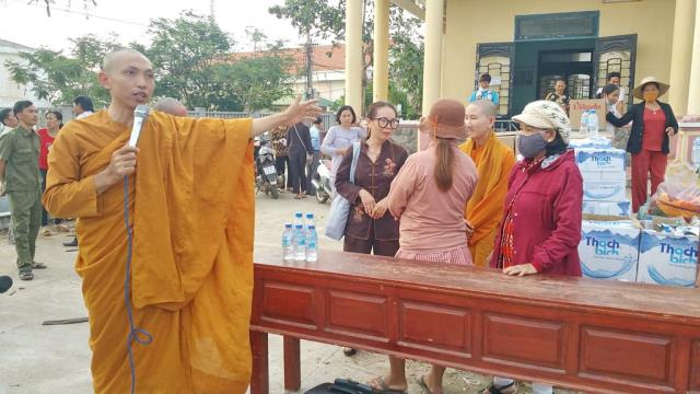 Trao quà tại Quảng Ngãi yêu thương