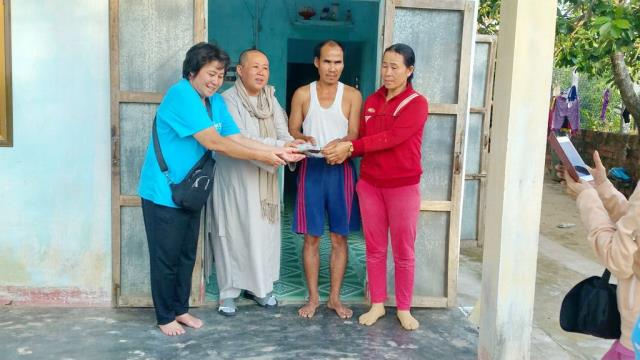 Trao quà tại Quảng Ngãi yêu thương