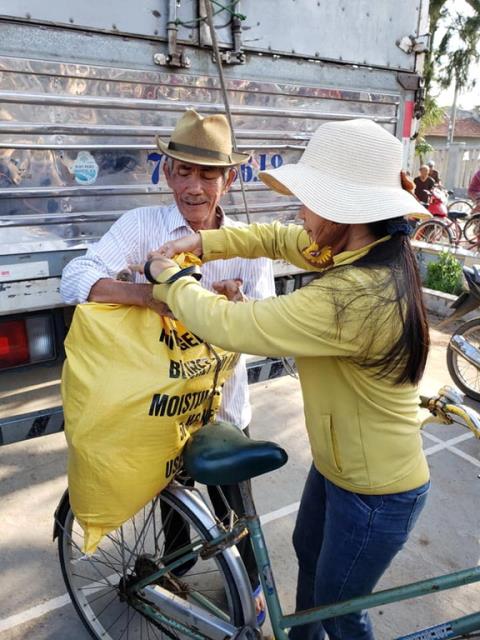 Trao quà tại Quảng Ngãi yêu thương