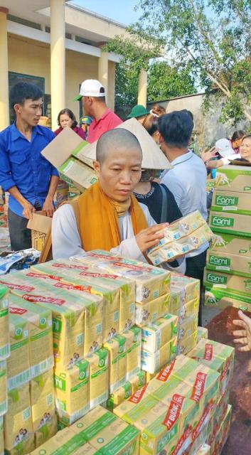 Trao quà tại Quảng Ngãi yêu thương