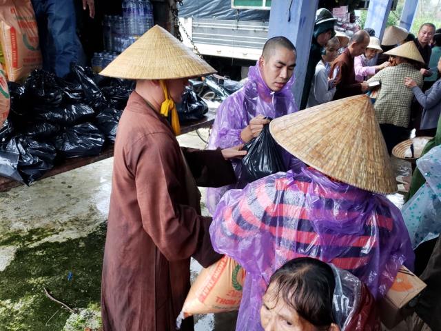 Tặng 850 phần quà tại Quảng Ngãi và Quảng Nam