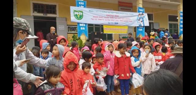 PG Đồng Tháp tặng quà và khám bệnh cấp thuốc vùng lũ miền trung