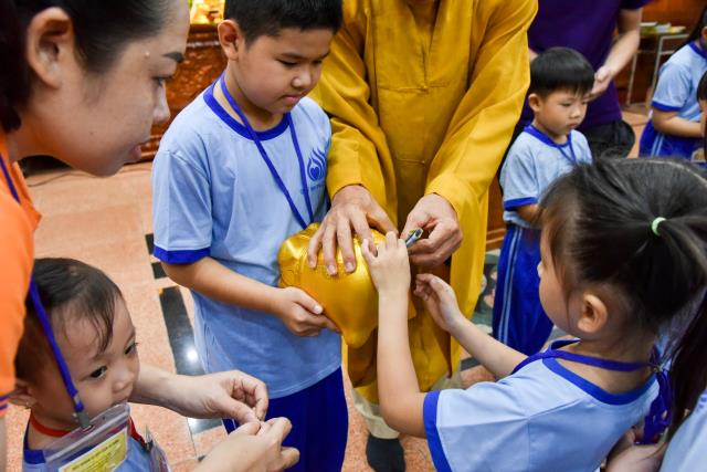“Búp sen” đập heo, hướng về miền Trung thân yêu
