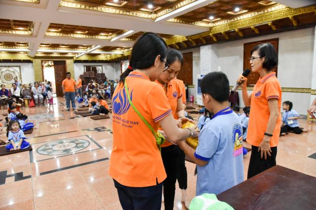 “Búp sen” đập heo, hướng về miền Trung thân yêu