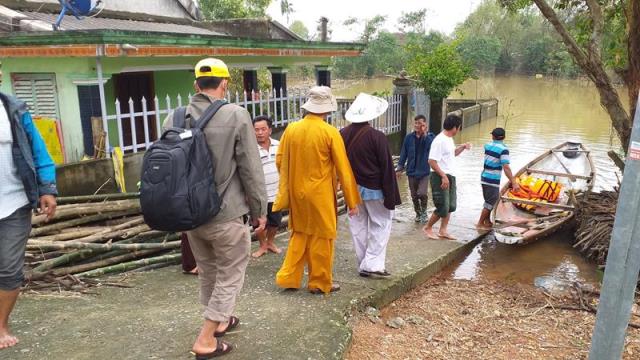 PG Đồng Tháp tặng quà và khám bệnh cấp thuốc vùng lũ miền trung