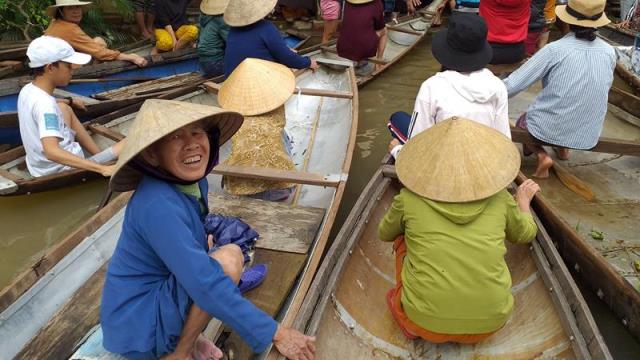 PG Đồng Tháp tặng quà và khám bệnh cấp thuốc vùng lũ miền trung