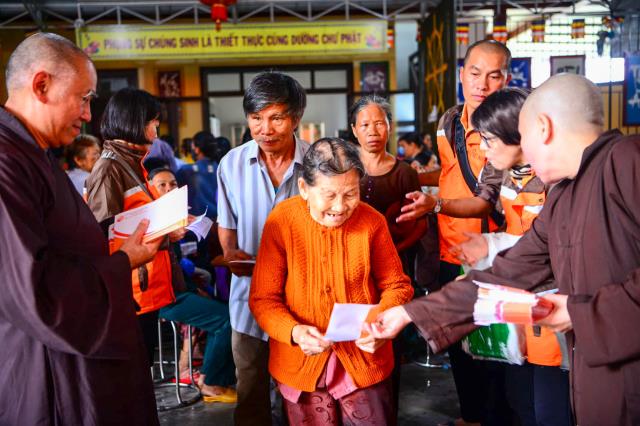Quảng Ngãi: Tặng gần 700 phần quà cho đồng bào bão lũ
