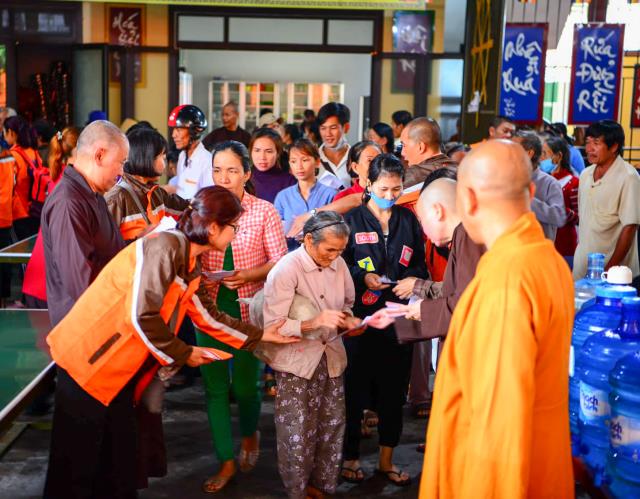 Quảng Ngãi: Tặng gần 700 phần quà cho đồng bào bão lũ