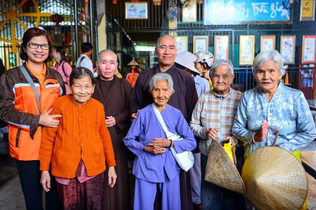 Quảng Ngãi: Tặng gần 700 phần quà cho đồng bào bão lũ