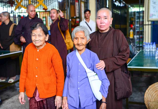 Quảng Ngãi: Tặng gần 700 phần quà cho đồng bào bão lũ