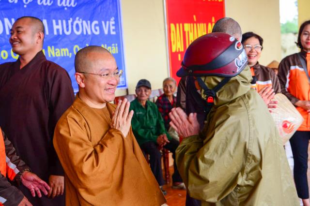 Quảng Ngãi: Tặng gần 700 phần quà cho đồng bào bão lũ