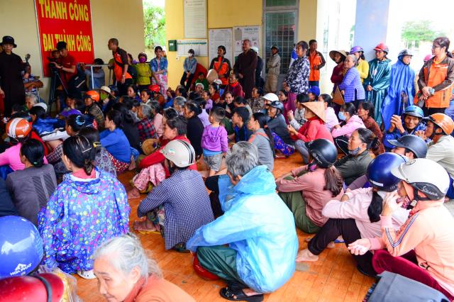 Quảng Ngãi: Tặng gần 700 phần quà cho đồng bào bão lũ