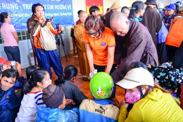Quảng Ngãi: Tặng gần 700 phần quà cho đồng bào bão lũ