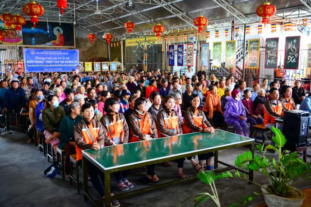Quảng Ngãi: Tặng gần 700 phần quà cho đồng bào bão lũ