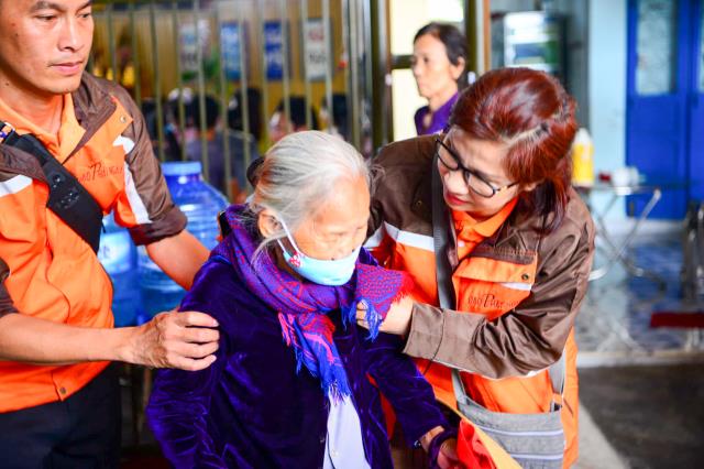 Quảng Ngãi: Tặng gần 700 phần quà cho đồng bào bão lũ