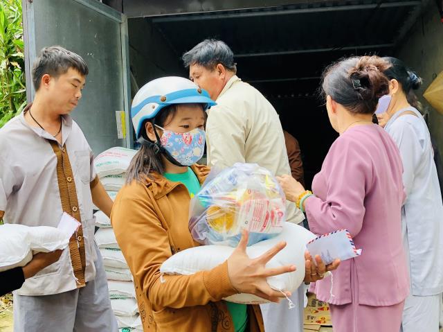 Phật Giáo Thủ Đức Quyên Góp Gần 5 Tỷ Đồng Cứu Trợ Đồng Bào Miền Trung