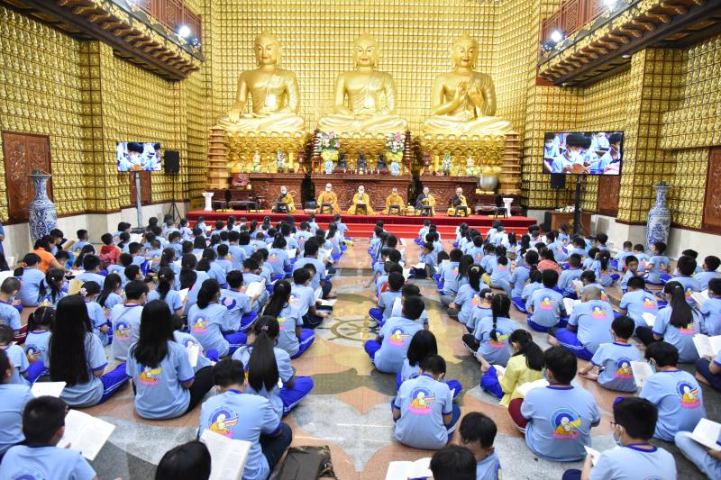 Khóa tu Búp Sen Từ Bi: Đi qua năm Canh Tý