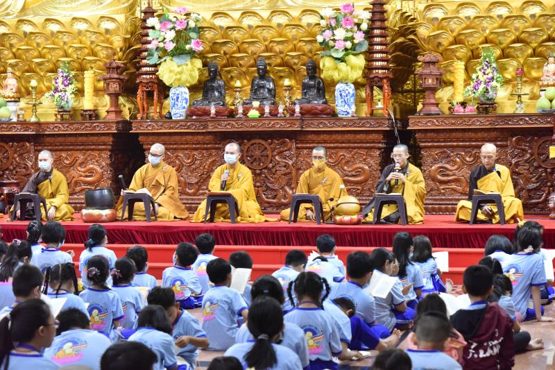 Khóa tu Búp Sen Từ Bi: Đi qua năm Canh Tý