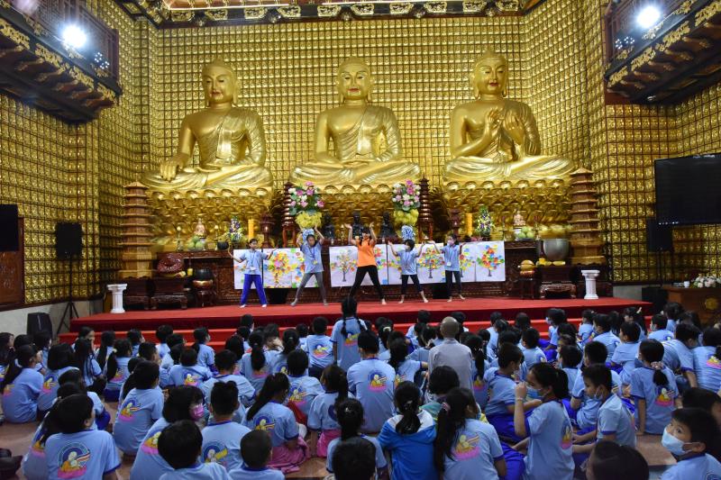 Khóa tu Búp Sen Từ Bi: Đi qua năm Canh Tý