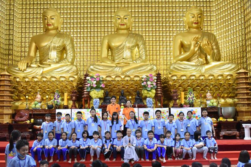 Khóa tu Búp Sen Từ Bi: Đi qua năm Canh Tý