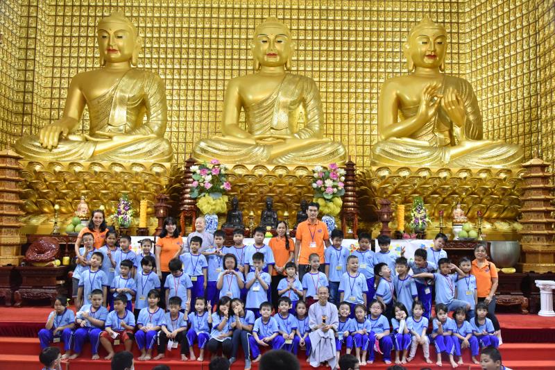 Khóa tu Búp Sen Từ Bi: Đi qua năm Canh Tý