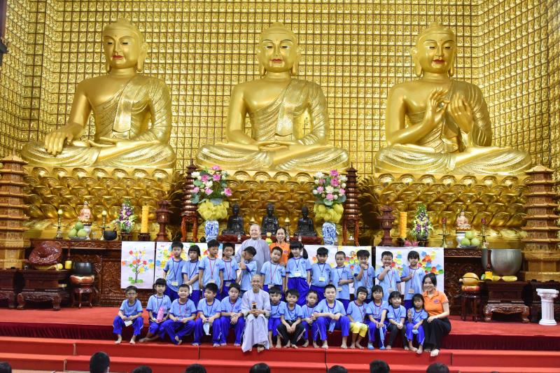 Khóa tu Búp Sen Từ Bi: Đi qua năm Canh Tý