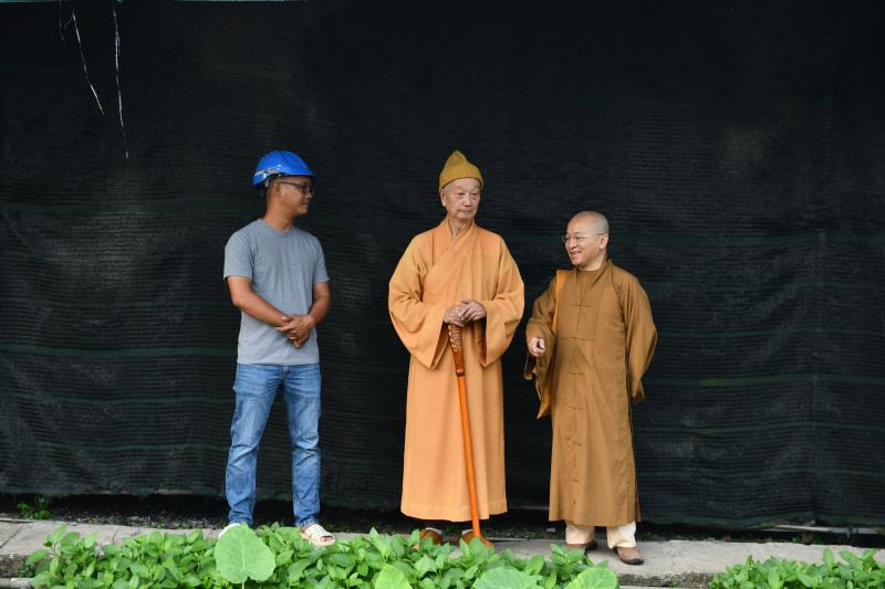 HT. Thích Trí Quảng cùng chư Tôn đức Hội đồng Điều hành khảo sát thực địa chuẩn bị xây dựng tòa Học đường 2 và Thư viện tại cơ sở II