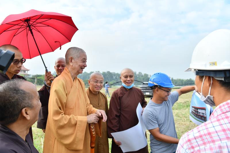 HT. Thích Trí Quảng cùng chư Tôn đức Hội đồng Điều hành khảo sát thực địa chuẩn bị xây dựng tòa Học đường 2 và Thư viện tại cơ sở II
