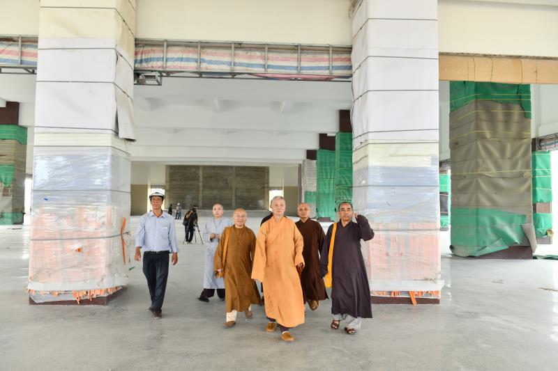 HT. Thích Trí Quảng cùng chư Tôn đức Hội đồng Điều hành khảo sát thực địa chuẩn bị xây dựng tòa Học đường 2 và Thư viện tại cơ sở II