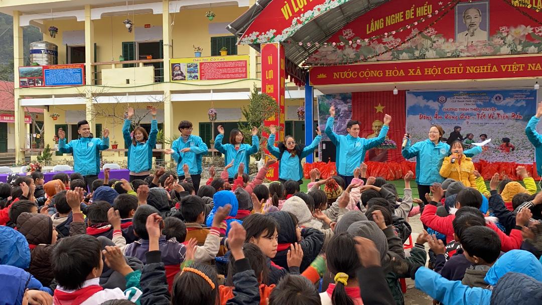 Hà Giang : CLB Thanh Thiếu Niên Phật Tử Chùa Sủi (Gia Lâm – Hà Nội) tổ chức chương trình thiện nguyện Đông Ấm Vùng Cao