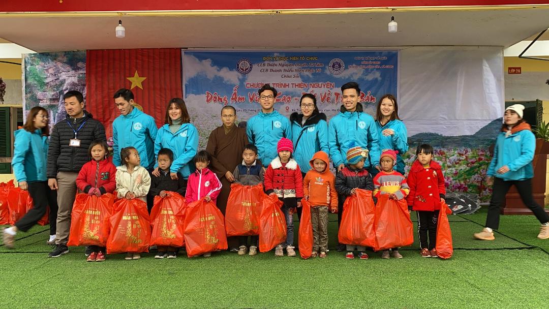 Hà Giang : CLB Thanh Thiếu Niên Phật Tử Chùa Sủi (Gia Lâm – Hà Nội) tổ chức chương trình thiện nguyện Đông Ấm Vùng Cao