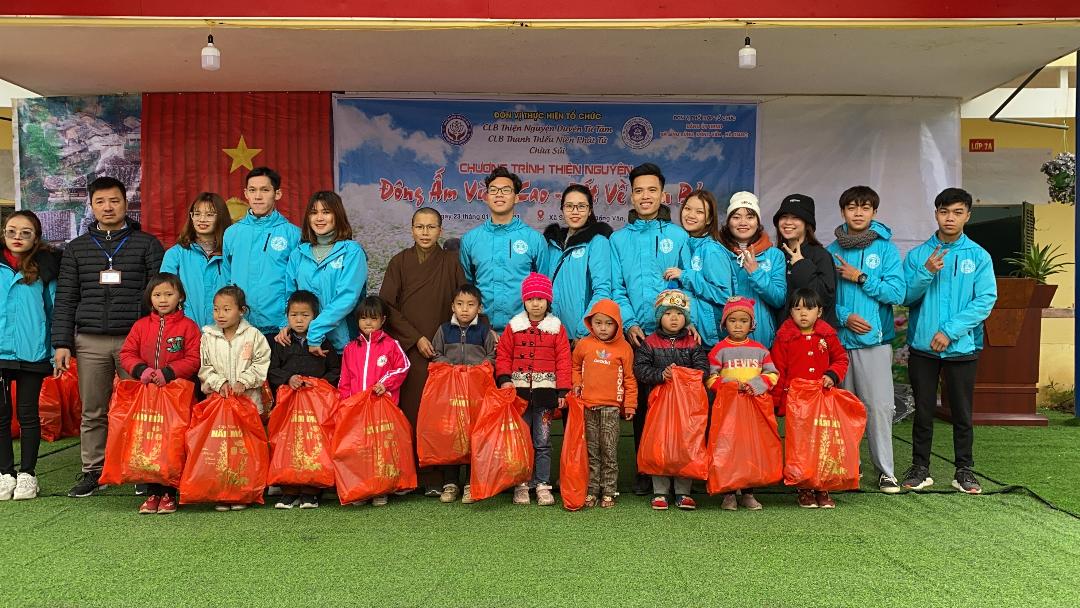 Hà Giang : CLB Thanh Thiếu Niên Phật Tử Chùa Sủi (Gia Lâm – Hà Nội) tổ chức chương trình thiện nguyện Đông Ấm Vùng Cao