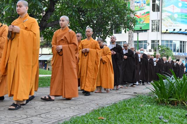 Thời Kinh khuya, thiền tọa và thiền hành đầu tiên trong khóa tu Xuất Gia Gieo Duyên lần 8