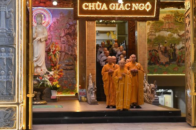 Thời Kinh khuya, thiền tọa và thiền hành đầu tiên trong khóa tu Xuất Gia Gieo Duyên lần 8