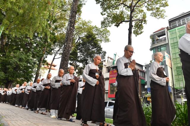 Thời Kinh khuya, thiền tọa và thiền hành đầu tiên trong khóa tu Xuất Gia Gieo Duyên lần 8