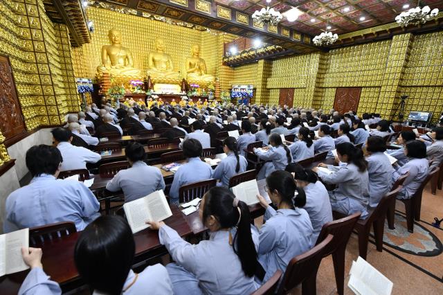 Thời Kinh khuya, thiền tọa và thiền hành đầu tiên trong khóa tu Xuất Gia Gieo Duyên lần 8