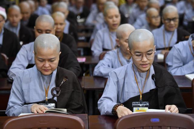 Thời Kinh khuya, thiền tọa và thiền hành đầu tiên trong khóa tu Xuất Gia Gieo Duyên lần 8