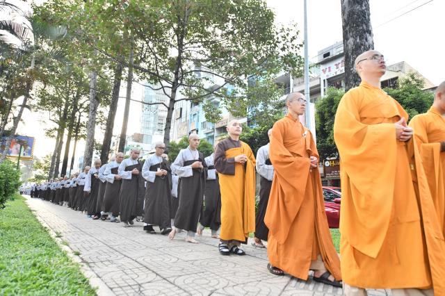 Thời Kinh khuya, thiền tọa và thiền hành đầu tiên trong khóa tu Xuất Gia Gieo Duyên lần 8