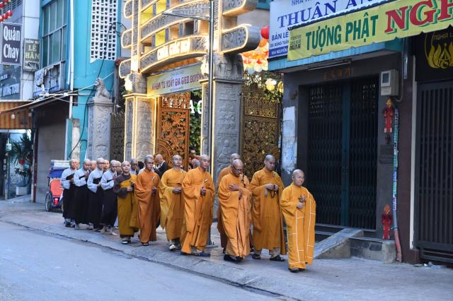 Thời Kinh khuya, thiền tọa và thiền hành đầu tiên trong khóa tu Xuất Gia Gieo Duyên lần 8