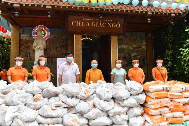 Hơn 1.000 người tham gia hiến máu nhân đạo vào 2 ngày cuối tuần tại chùa Giác Ngộ