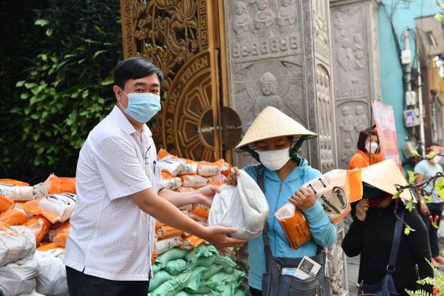Hơn 1.000 người tham gia hiến máu nhân đạo vào 2 ngày cuối tuần tại chùa Giác Ngộ