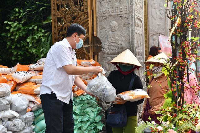 Hơn 1.000 người tham gia hiến máu nhân đạo vào 2 ngày cuối tuần tại chùa Giác Ngộ