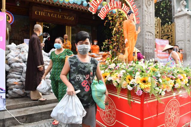 Hơn 1.000 người tham gia hiến máu nhân đạo vào 2 ngày cuối tuần tại chùa Giác Ngộ